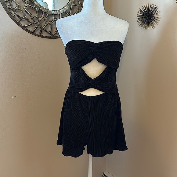 NWT Lulu's Black Pleated Strapless Cutout Romper / Playsuit - Picture 7 of 10